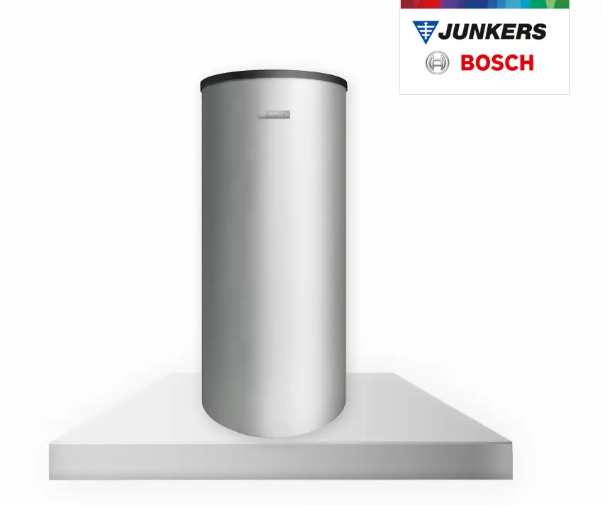 Weißer, zylindrischer Pufferspeicher auf einer Plattform, mit Bosch-Logo, für den Einsatz in Solaranlagen.